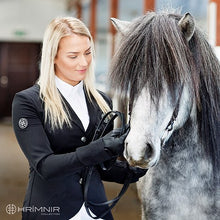 Indlæs billede til gallerivisning Sort stævne jakke til dame rytter på islandsk hest fra Hrimnir Collection - Black competition jacket for women riding icelandic horses from Hrimnir Collection