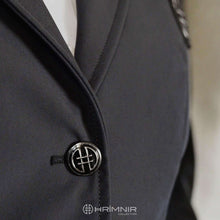 Indlæs billede til gallerivisning Grå vand tæt stævne jakke til dame rytter på islandsk hest fra Hrimnir Collection - Grey waterproof competition jacket for women riding icelandic horses from Hrimnir Collection