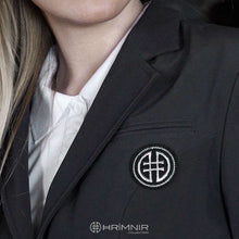Indlæs billede til gallerivisning Grå vand tæt stævne jakke til dame rytter på islandsk hest fra Hrimnir Collection - Grey waterproof competition jacket for women riding icelandic horses from Hrimnir Collection