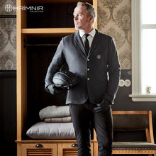 Indlæs billede til gallerivisning Grå vand tæt stævne jakke til herre rytter på islandsk hest fra Hrimnir Collection - Grey waterproof competition jacket for men riding icelandic horses from Hrimnir Collection