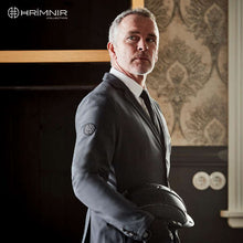 Indlæs billede til gallerivisning Grå vand tæt stævne jakke til herre rytter på islandsk hest fra Hrimnir Collection - Grey waterproof competition jacket for men riding icelandic horses from Hrimnir Collection