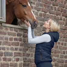 Indlæs billede til gallerivisning Dunvest i quilt til pige fra ELT rideudstyr til rideturen på islandsk hest - padded gilet for girl/lady from ELT for icelnadic horse riders
