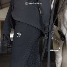 Indlæs billede til gallerivisning Grå vand tæt stævne jakke til dame rytter på islandsk hest fra Hrimnir Collection - Grey waterproof competition jacket for women riding icelandic horses from Hrimnir Collection
